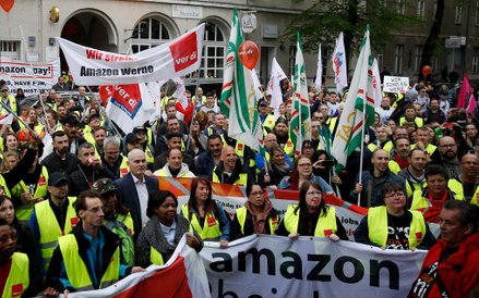 Niemieccy związkowcy i pracownicy Amazon "witają" Jeffa Bezosa w Niemczech