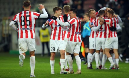 Piłkarze Cracovii cieszą się z gola