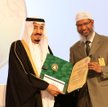 król Salman wręcza nagrodę Zakirowi Naikowi