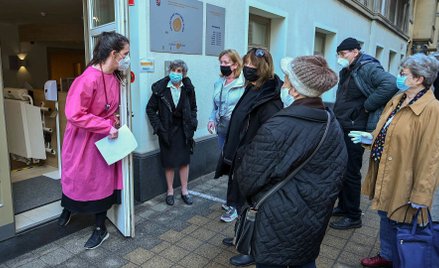 W ciągu tygodnia chiński preparat ma otrzymać 275 tys. osób. Na zdjęciu: kolejka oczekujących na szc