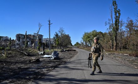 Żołnierz 141. Oddzielnej Brygady Zmechanizowanej Sił Zbrojnych Ukrainy w pobliżu linii frontu w obwo