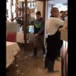 Wenecja zalana, ale pizzerie muszą działać. Kelnerzy w kaloszach
