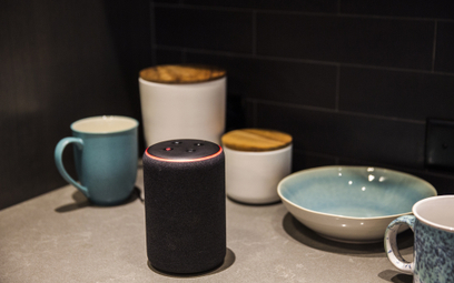 Amazon Echo to głośnik z „zaszytą” asystentką głosową Alexą. Za taki sprzęt – zależnie od modelu – t