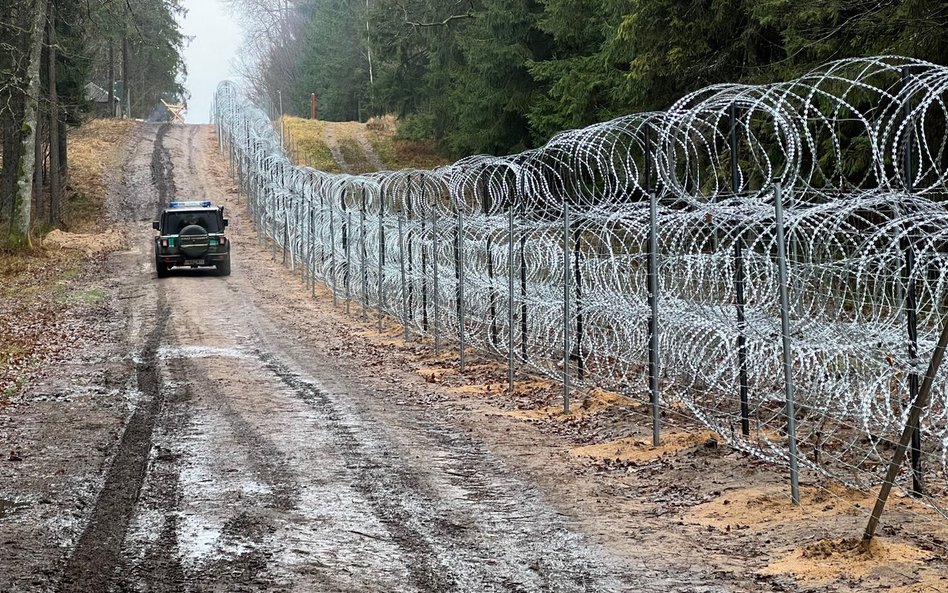 Tymczasowy płot na granicy z Białorusią.