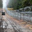 Tymczasowy płot na granicy z Białorusią