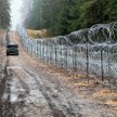 Tymczasowy płot na granicy z Białorusią.