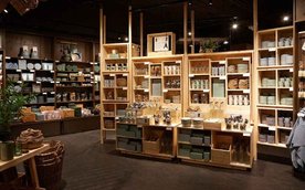 W projekcie duńskich sklepów uwzględniono duże place prezentujące różne kategorie produktów