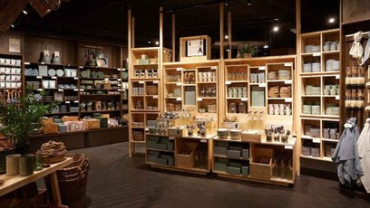 W projekcie duńskich sklepów uwzględniono duże place prezentujące różne kategorie produktów