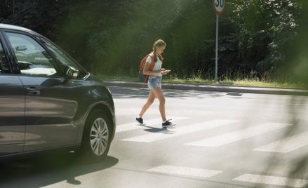 Z badań wynika, że korzystanie z telefonu podczas przechodzenia przez jezdnię to marginalny problem