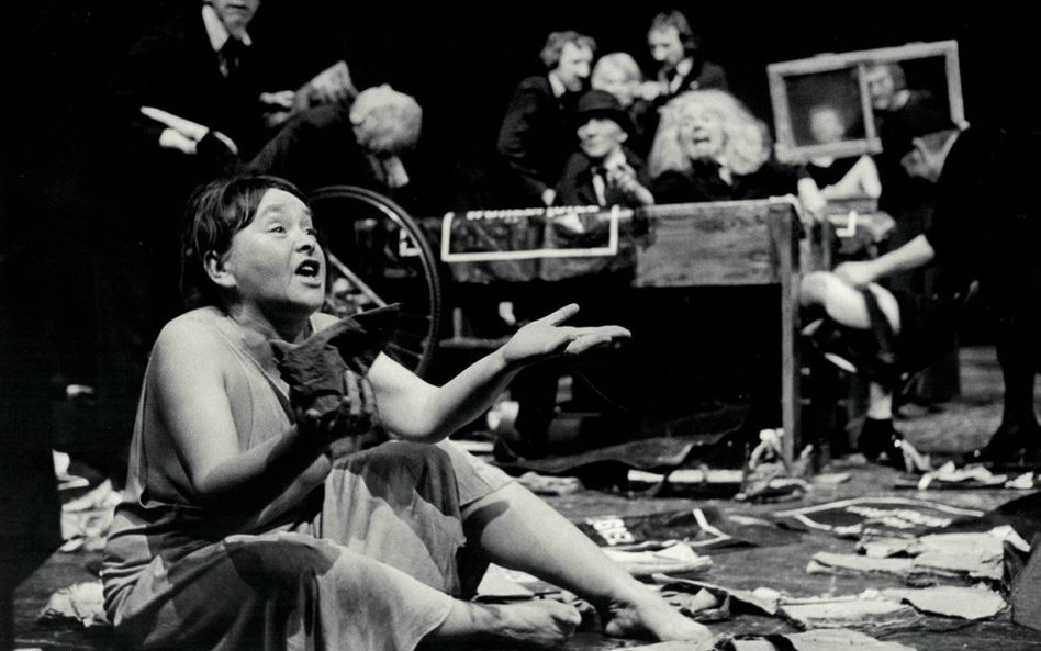 Umarła klasa (na pierwszym planie Maria Stangret-Kantor), Teatr Cricot 2, Amsterdam, 1977