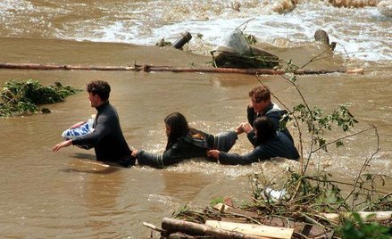 Powódź z lata 1997 r., która dotknęła głównie południową i zachodnią Polskę, pochłonęła 54 ofiary. Z