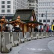 Betonowe bloki stoją wokół jarmarku bożonarodzeniowego „Winterwelt Potsdamer Platz Berlin”, który je
