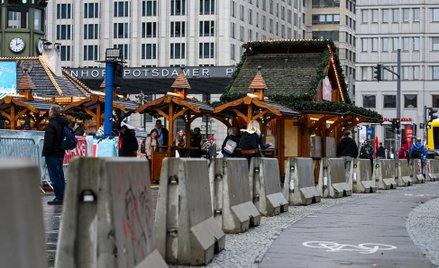 Betonowe bloki stoją wokół jarmarku bożonarodzeniowego „Winterwelt Potsdamer Platz Berlin”, który je