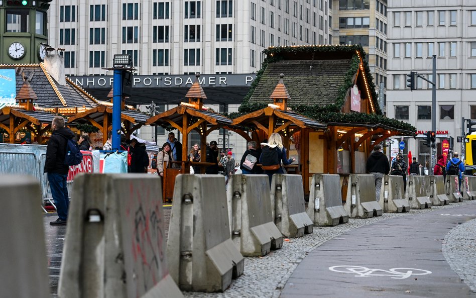Betonowe bloki stoją wokół jarmarku bożonarodzeniowego „Winterwelt Potsdamer Platz Berlin”, który je