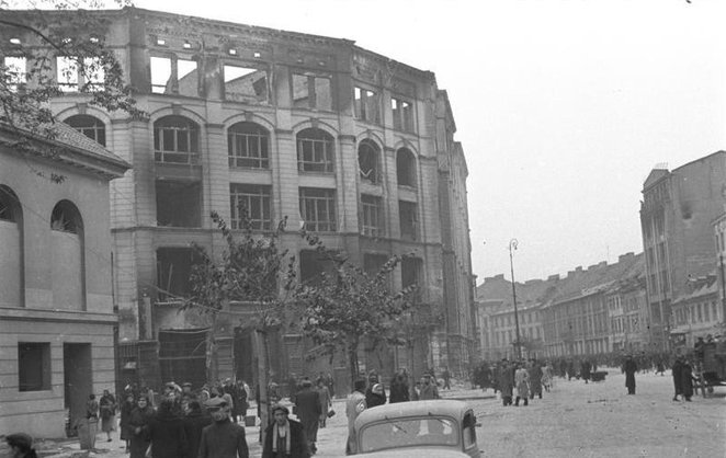Pasaż Simonsa został trafiony bombami już we wrześniu 1939 roku. Na skutek trafienia jego starsza cz