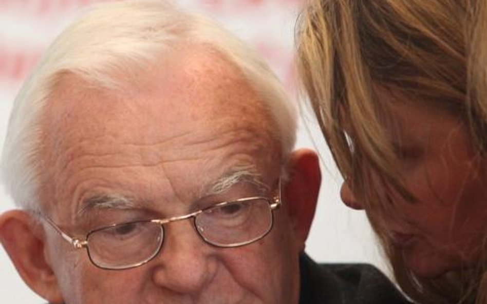 Leszek Miller próbuje udowodnić, że środowiska feministyczne stoją za nim murem