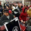 Czarny Piątek – klienci szturmują sklep sieci z elektroniką Target w Chicago