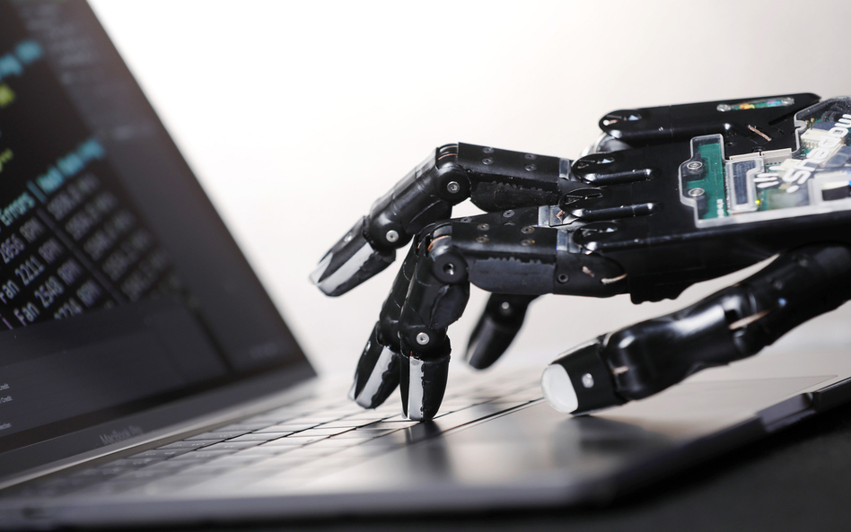 Przełom w protetyce i robotyce. Sztuczna skóra pozwala czuć