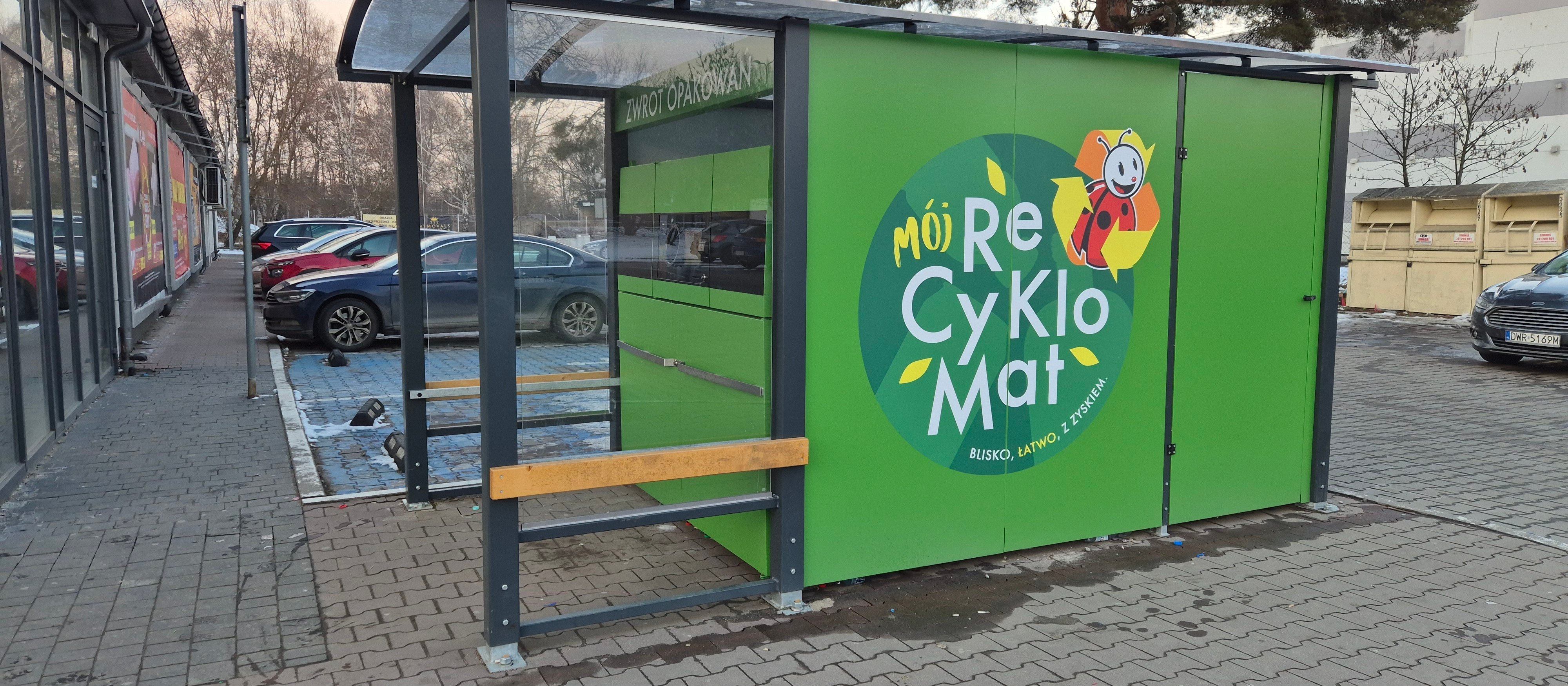 Znalazł sposób na wyższy zwrot kaucji. Tak ten mężczyzna zarabia na butelkach