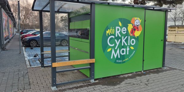 Znalazł sposób na wyższy zwrot kaucji. Tak ten mężczyzna zarabia na butelkach