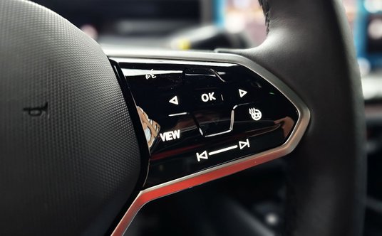 Przyciski na kierownicy są niewygodne w użyciu