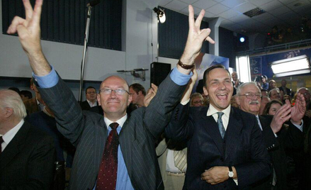 Zdaniem autora Prawo i Sprawiedliwość nawiązuje do swojego programu z roku 2005 (na pierwszym planie