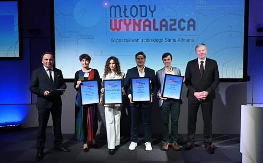 Na zdjęciu od lewej: Tomasz Pietryga, zastępca redaktora naczelnego „Rz”, Anna Rzępa, odbierająca wy