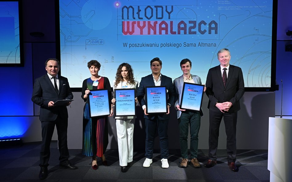 Na zdjęciu od lewej: Tomasz Pietryga, zastępca redaktora naczelnego „Rz”, Anna Rzępa, odbierająca wy