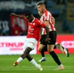Yaw Yeboah z Wisły Kraków i Kamil Pestka (Cracovia)