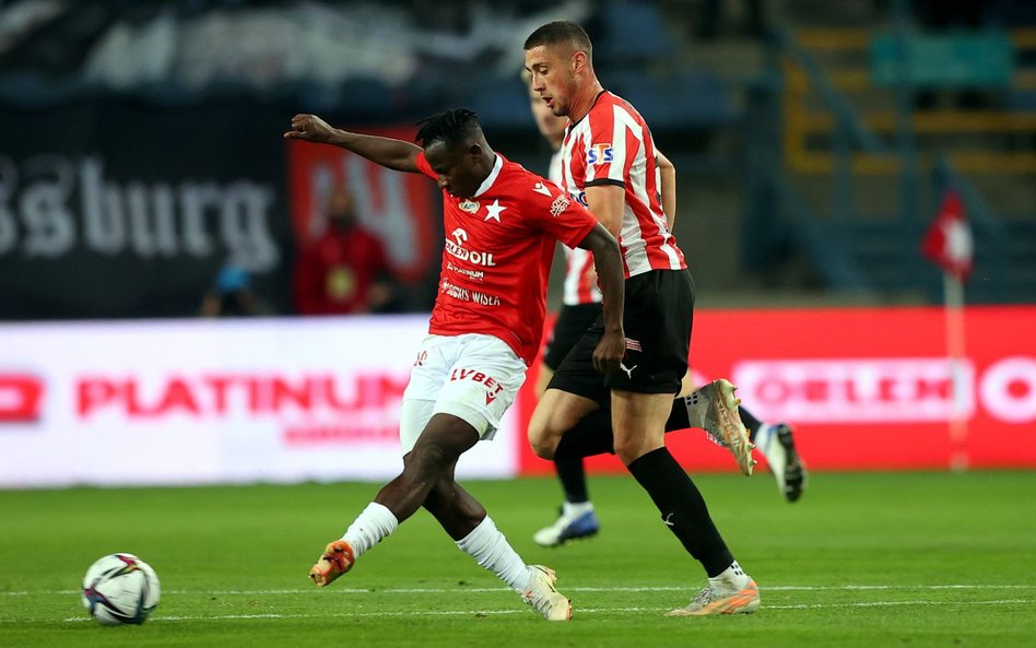 Yaw Yeboah z Wisły Kraków i Kamil Pestka (Cracovia)