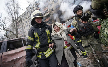 Ewakuacja rannych ze zbombardowanych przez wojska rosyjskie budynków mieszkalnych w kijowskiej dziel