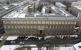 Badania wykazały, że pierwotnie budynek miał odcień kremowo-beżowy, imitujący dolomit wenecki.