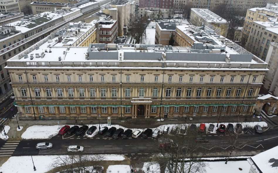 Badania wykazały, że pierwotnie budynek miał odcień kremowo-beżowy, imitujący dolomit wenecki.