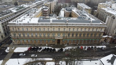 Badania wykazały, że pierwotnie budynek miał odcień kremowo-beżowy, imitujący dolomit wenecki.