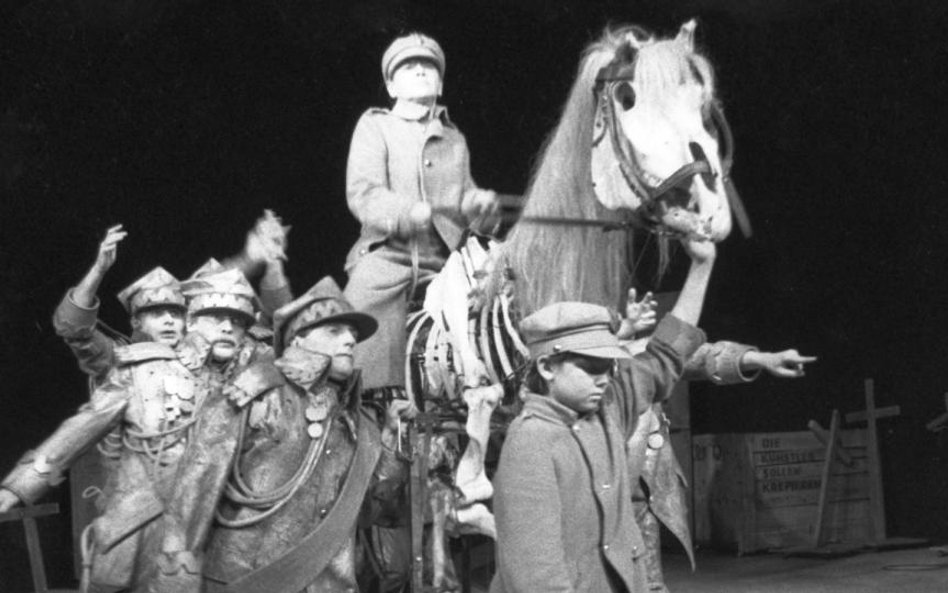 Maria Stangret jako Piłsudski, czyli „Wiadomo kto” w „Niech sczezną artyści” Tadeusza Kantora (1988 