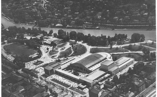 Hala wystawiennicza na terenach Torino Esposizioni w 1950 roku.