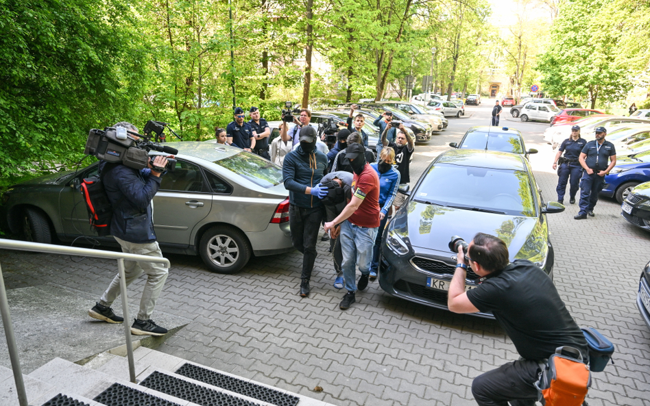 Doprowadzenie podejrzanego 35-latka do prokuratury