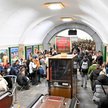 Mieszkańcy Kijowa ukrywają się w metrze przed bombami Putina