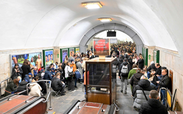 Mieszkańcy Kijowa ukrywają się w metrze przed bombami Putina