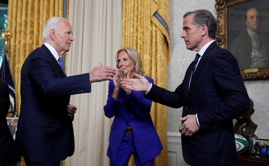 Orędzia Joe Bidena słuchali członkowie jego rodziny. Na zdjęciu żona Jill i syn Hunter