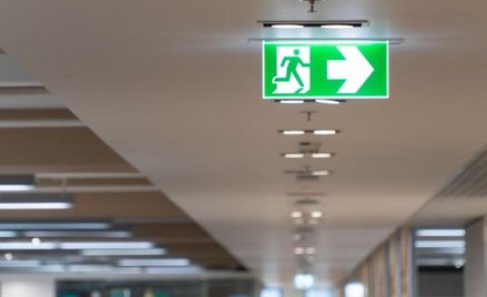 Behapowiec w gminnych szkołach musi mieć etat lub umowę