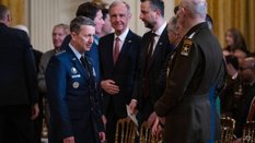 Władysław Kosiniak-Kamysz w Białym Domu podczas ceremonii wręczenia Medalu Honoru sierż. Michaelowi 