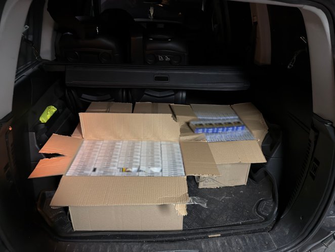 Mężczyzna został zatrzymany w momencie, gdy przenosił kartony wypełnione papierosami między pojazdam