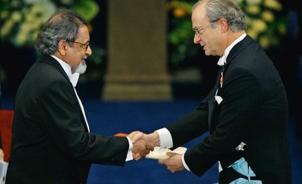 V.S. Naipaul napisał w sumie ponad 30 książek. Były tak dobre, źe w 2001 r. uhonorowano go literacki