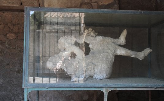 Gipsowy odlew postaci jednej z ofiar Wezuwiusza odnalezionej w Pompejach