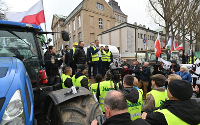 Na ulicach polskich miast od wielu dni trwają protesty rolników. W ich wyniku posadę stracił ministe