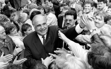Helmut Kohl w trakcie pierwszej po zjednoczeniu Niemiec kampanii wyborczej otoczony przez swoich wsc