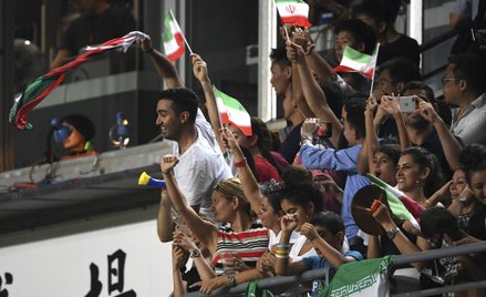 Kobiety na trybunach stadionów. Delegacja FIFA w Iranie