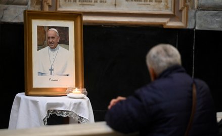 Papież Franciszek zmarł w Wielki Poniedziałek 21 kwietnia 2025 roku, w wieku 88 lat.