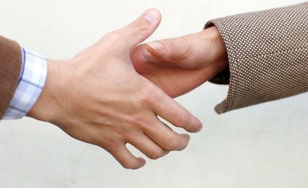 Gdy agent zawierający umowę w imieniu dającego zlecenie nie ma pełnomocnictwa albo je przekroczy, um